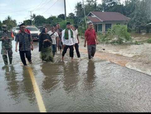 Banjir 2 Desa di Kecamatan Bunut, Bupati H. Zukri Langsung Turun Ke Lokasi Banjir