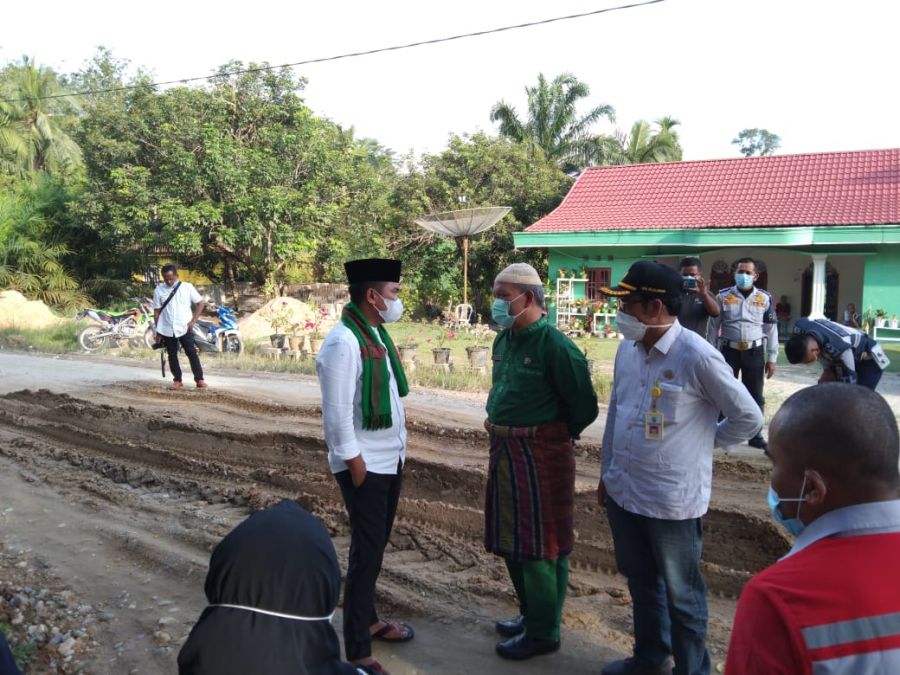 Jalan Rusak di Kecamatan Kerumutan, Bupati H. Zukri Tegaskan Perusahaan Lakukan Perawatan Dari Awal
